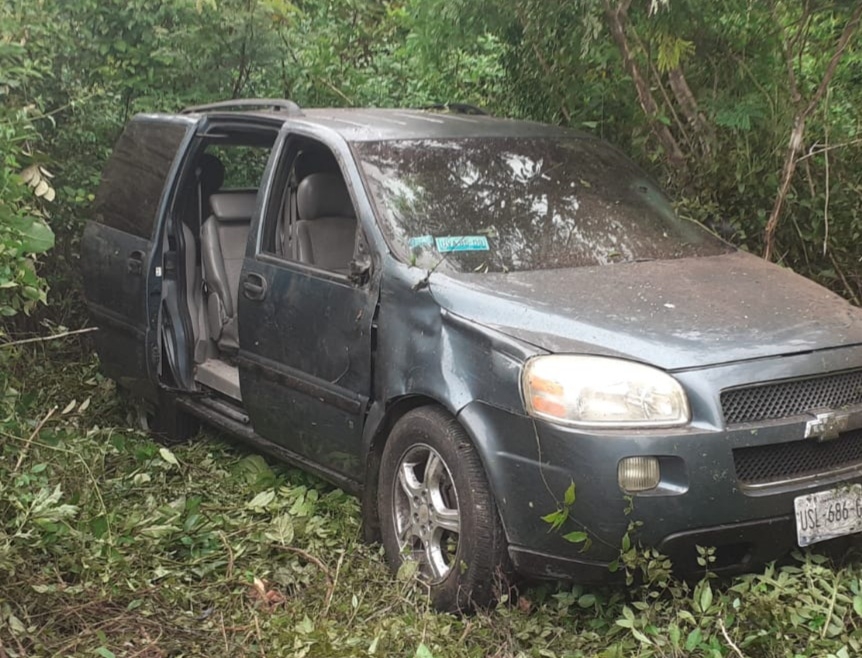 Se encontró fuera de la carretera un carro Chevrolet, color verde, con placas de circulación USL-686-C. Se encontró fuera de la carretera un carro Chevrolet, color verde, con placas de circulación USL-686-C.