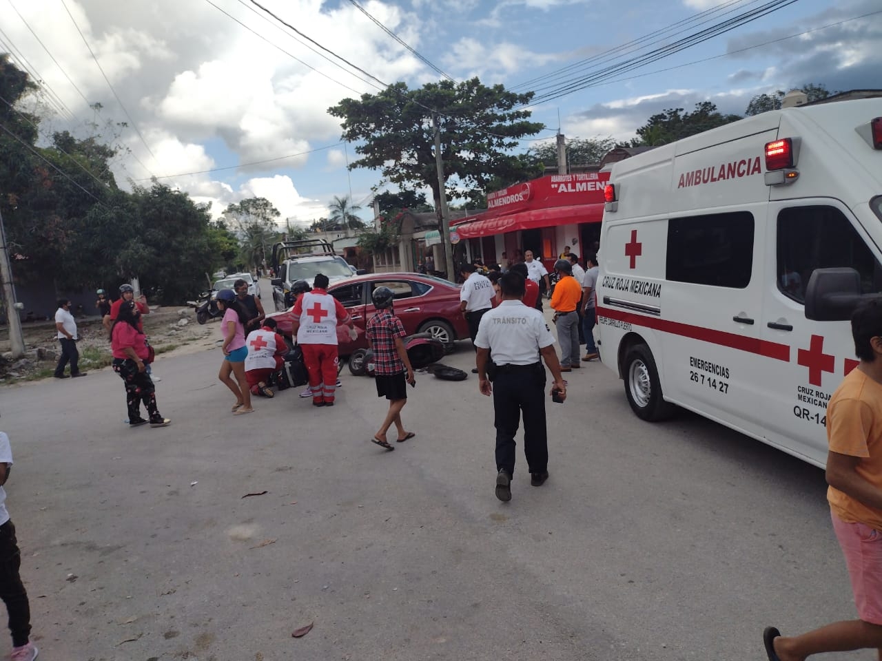 Automovilista choca a motociclista en Carrillo Puerto, hay un lesionado