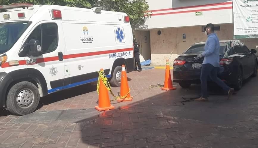 El hombre se quejaba de dolores estomacales, por lo que ingresó al baño