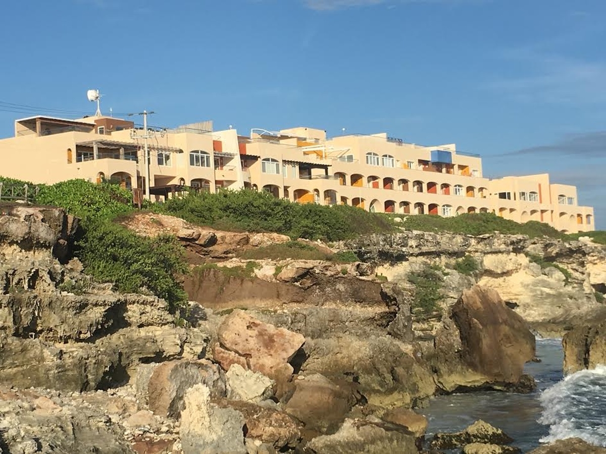 La balsa fue hallada con sus tripulantes a las orillas de la playa que colinda con el condominio Isla 33