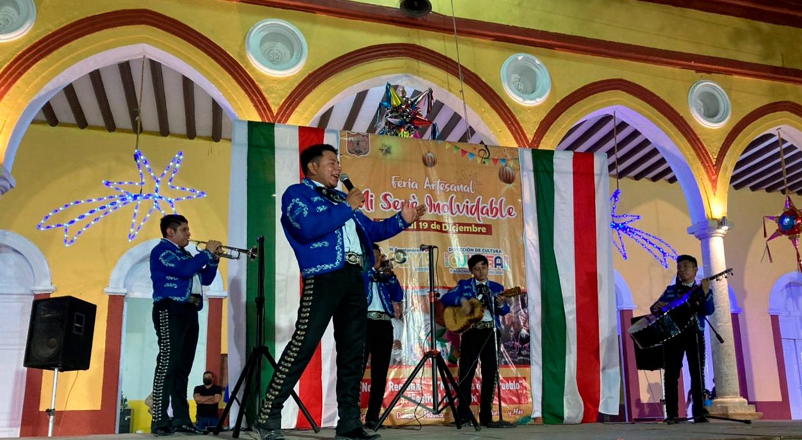 “Generación 2000”, “Mariachi Juvenil” y “Luz de Luna” fueron los grupos que amenizaron la velada
