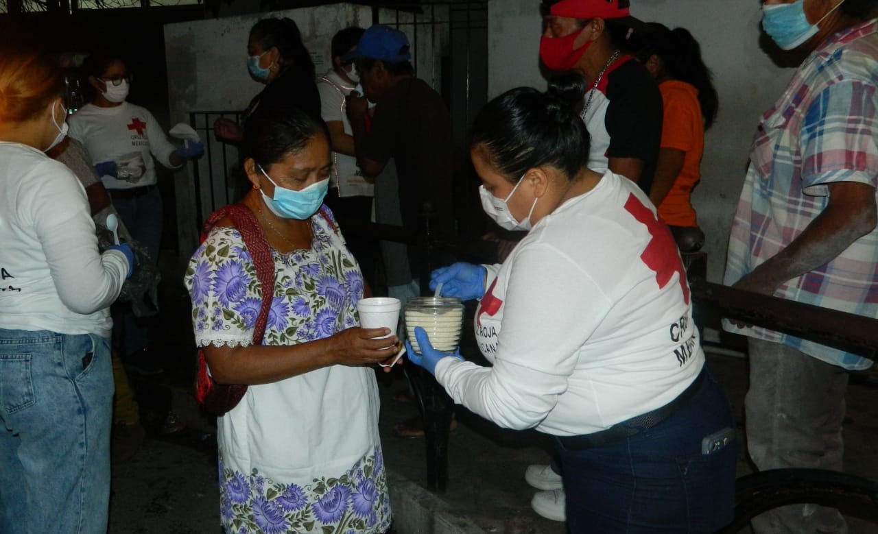 Se distribuyeron más de 100 insumos en las puertas del Hospital General Agustín O’Horán y del Hospital del IMSS Ignacio García Téllez, de la capital yucateca