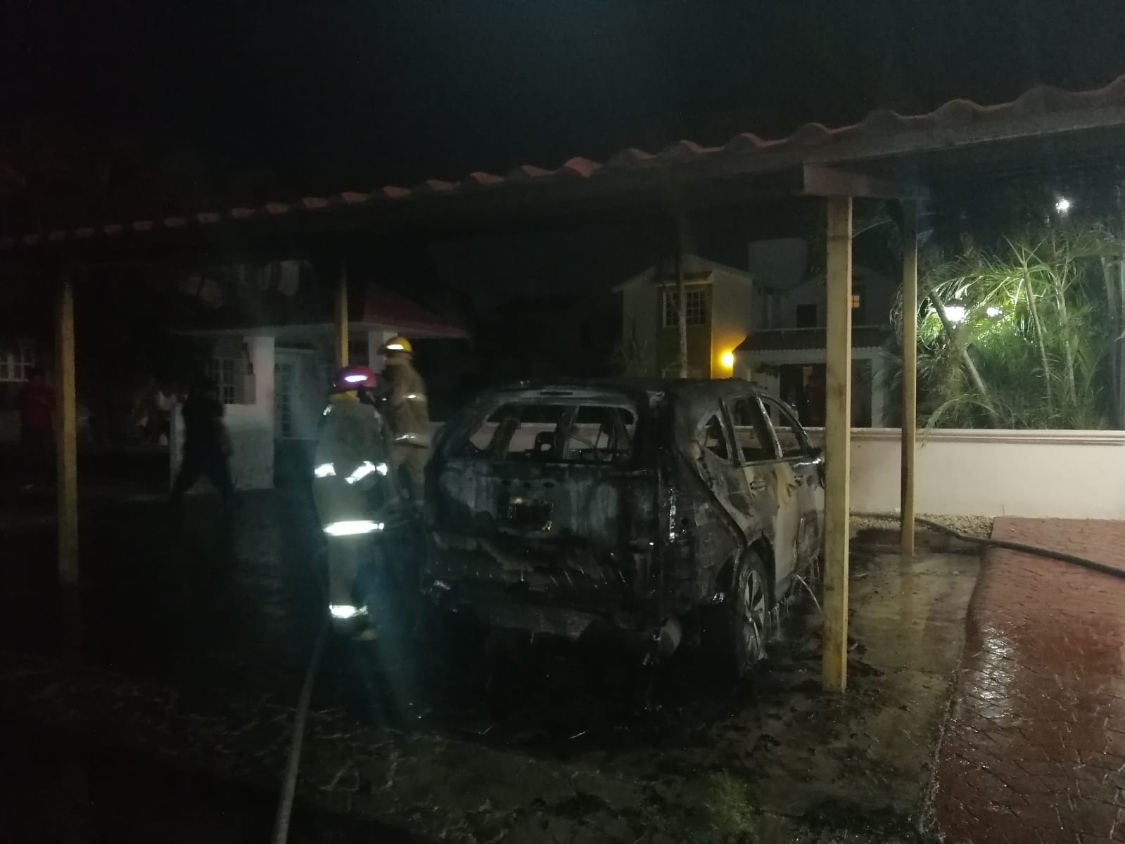 La camioneta de la Delegada del IMSS en Chetumal fue incendiada, lo que le causó una crisis nerviosa