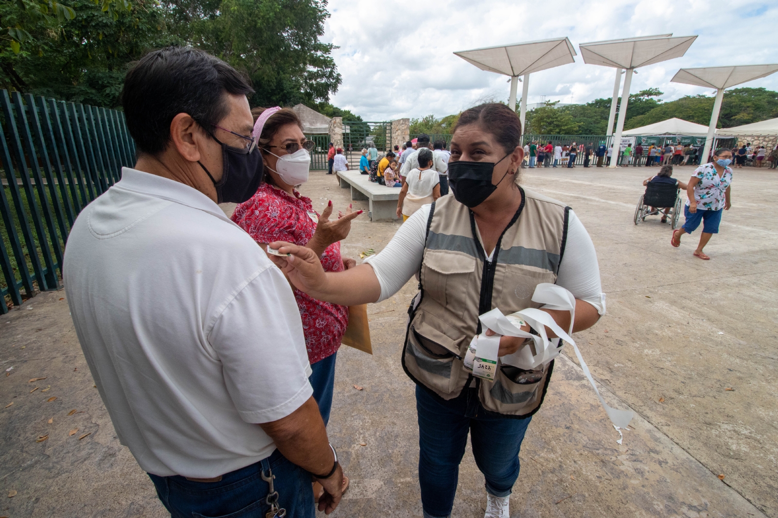 El personal encargado de la logística en la Unidad Deportiva Kukulcán afirma que la afluencia de gente baja después de las 2 de la tarde, pero sigue llegando
