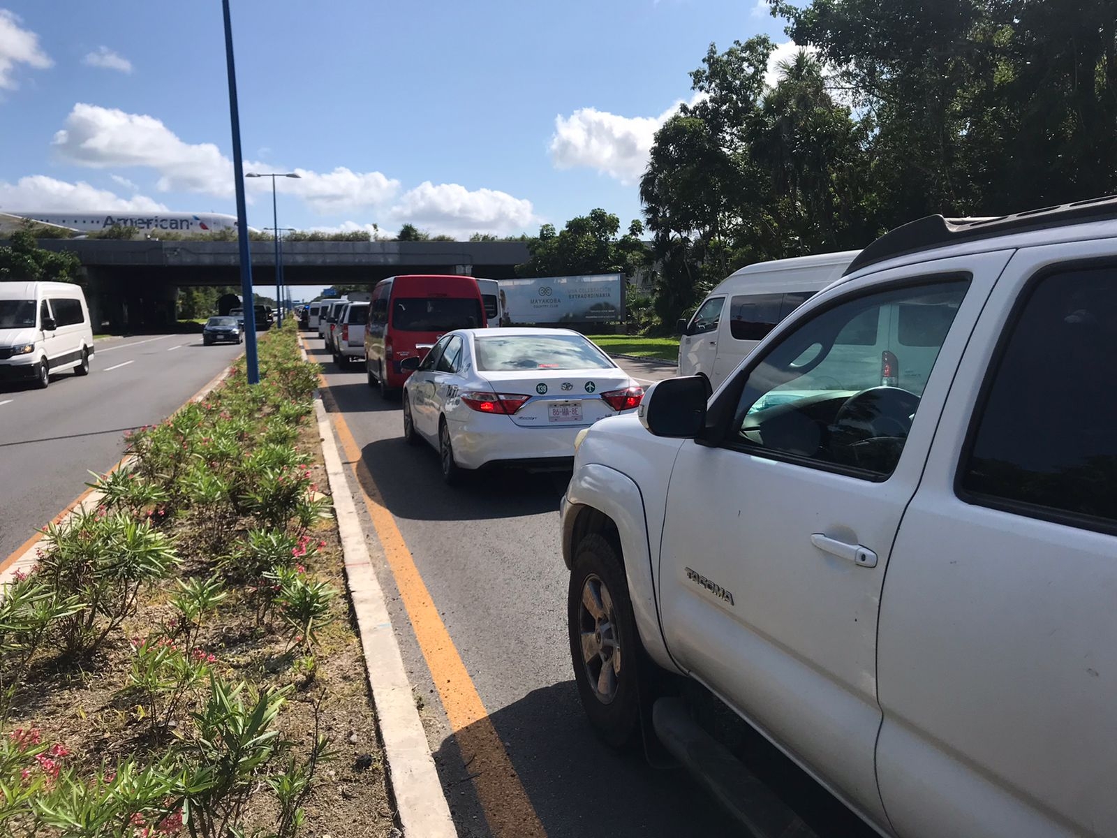 Hay dos rutas que dan acceso hacia el aeropuerto de Cancún, una es más larga, pero ante el tráfico puede ser una opción Hay dos rutas que dan acceso hacia el aeropuerto de Cancún, una es más larga, pero ante el tráfico puede ser una opción