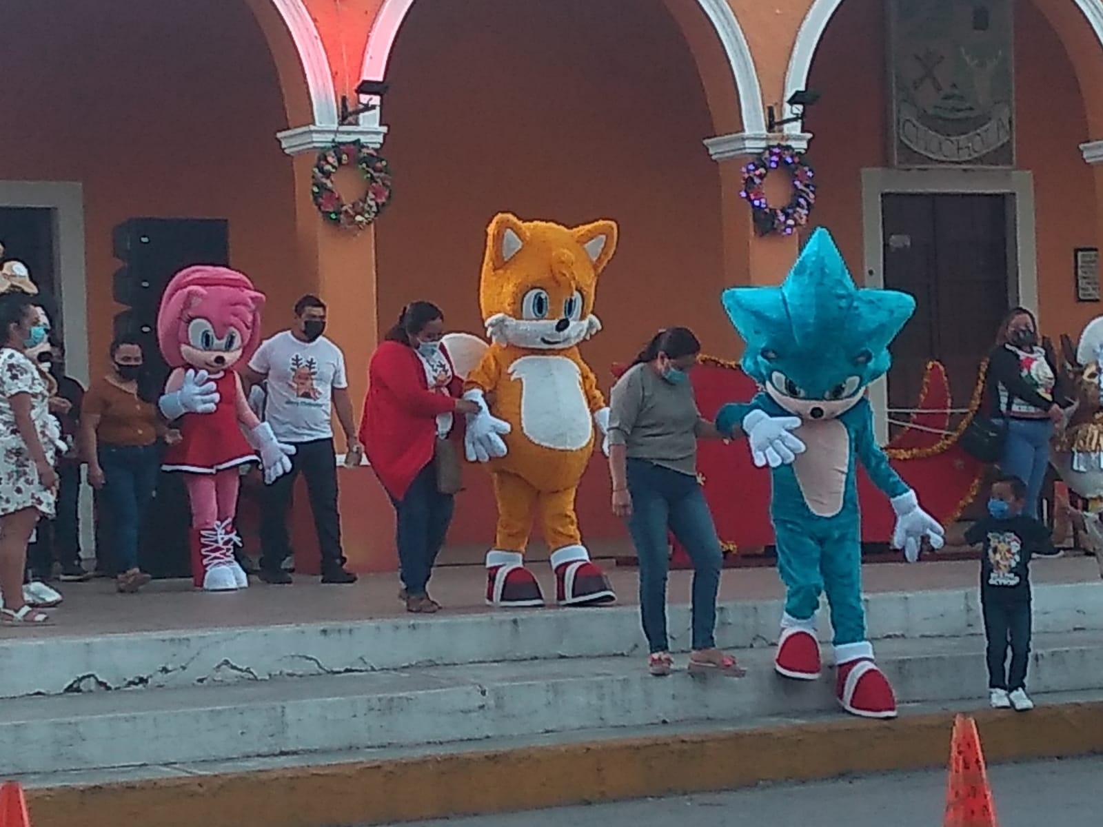 Todos estos personajes estuvieron presentes, para que los niños se tomarán la foto del recuerdo y tengan una feliz navidad