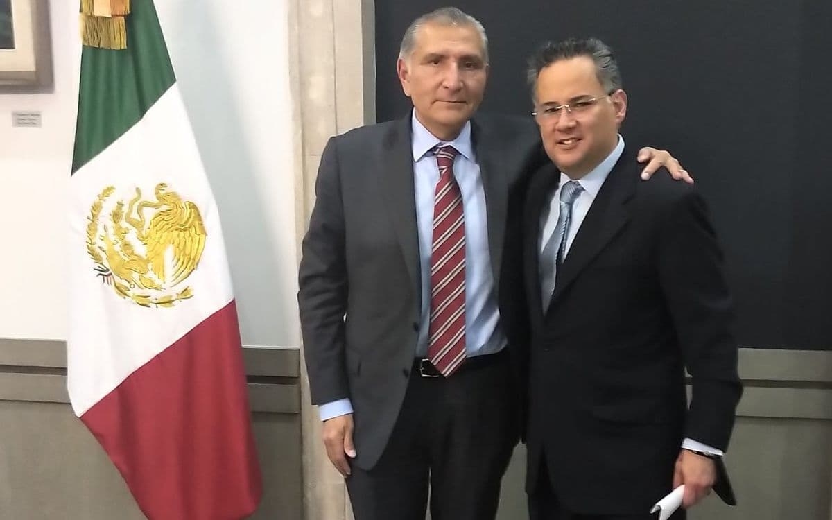 Santiago Nieto salió de la UIF en medio de un escandalo por su boda. Foto: Twitter @SNietoCastillo