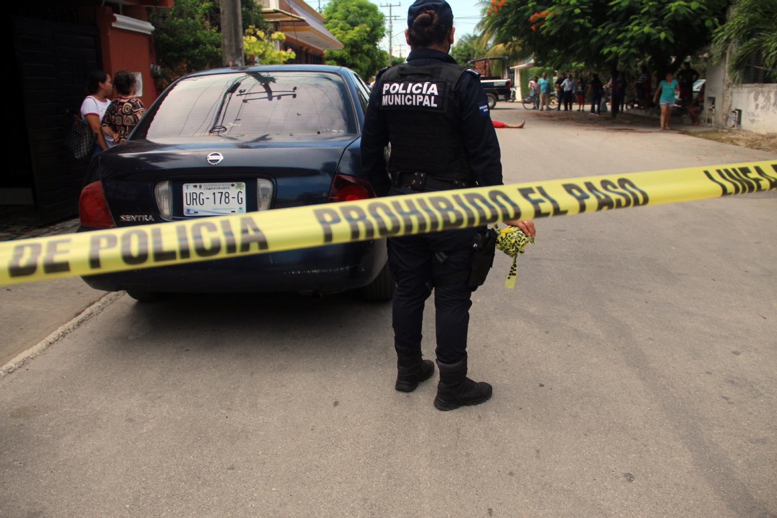 La policía acordonó la zona del asesinato en la colonia Miraflores de Isla Mujeres para iniciar las indgatorias correspondientes La policía acordonó la zona del asesinato en la colonia Miraflores de Isla Mujeres para iniciar las indgatorias correspondientes