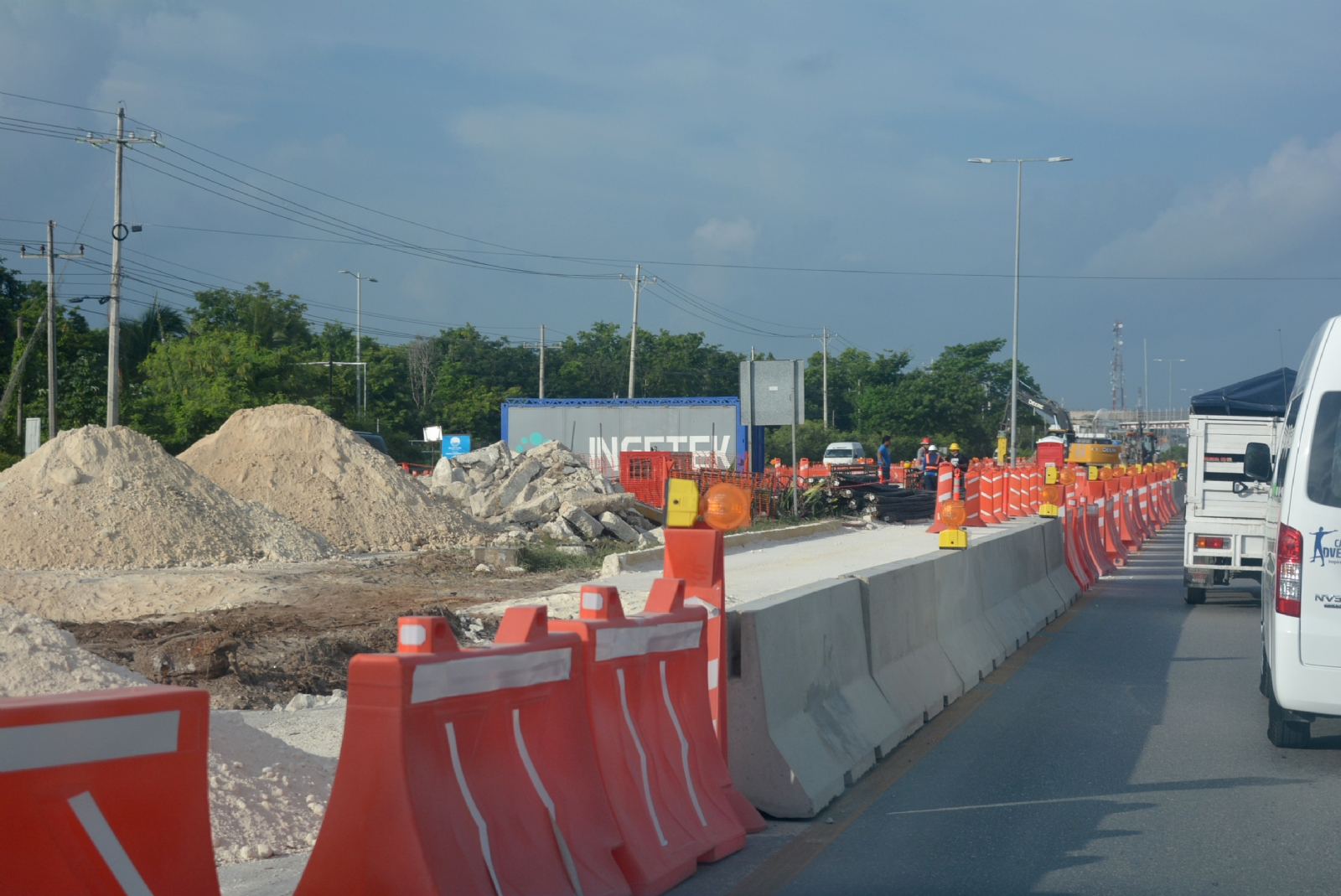 Se recomienda a la ciudadanía tomar sus precauciones y establecer rutas alternas para evitar el tráfico y posibles retrasos