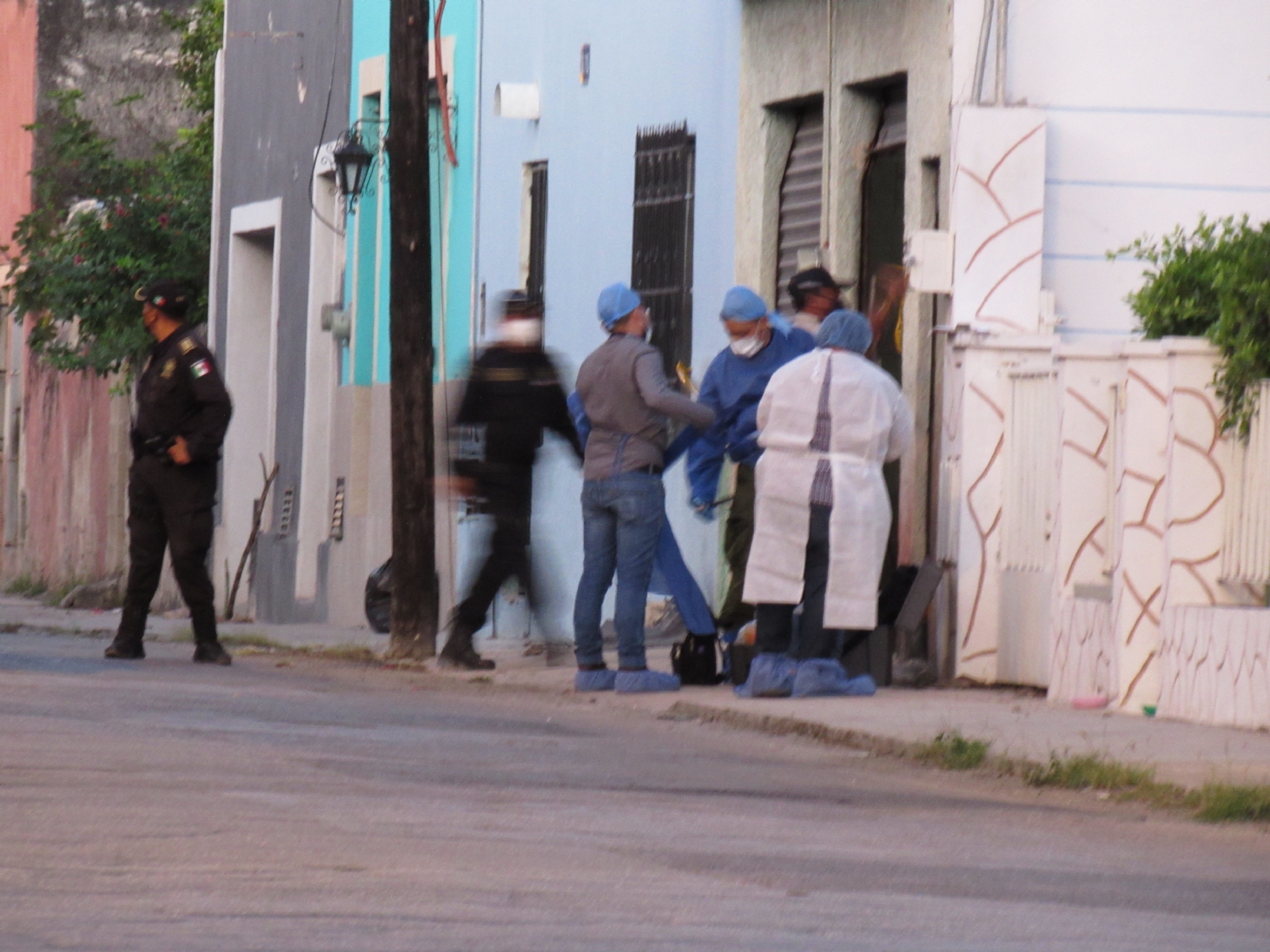 Agentes estatales cumplieron una orden de cateo en una propiedad en el barrio de San Sebastián, presuntamente de un exmilitar y aseguraron una camioneta Agentes estatales cumplieron una orden de cateo en una propiedad en el barrio de San Sebastián, presuntamente de un exmilitar y aseguraron una camioneta