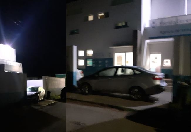 El personal colocó una camioneta por el acceso donde ingresan vehículos consignados 