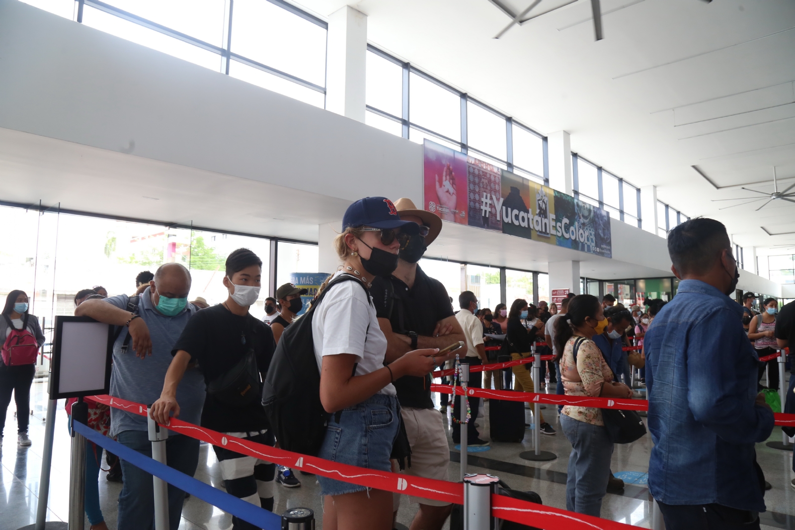 Desde temprana hora cientos de yucatecos y personas de otros Estados, buscan obtener un boleto para realizar sus viajes hacia los diferentes lugares