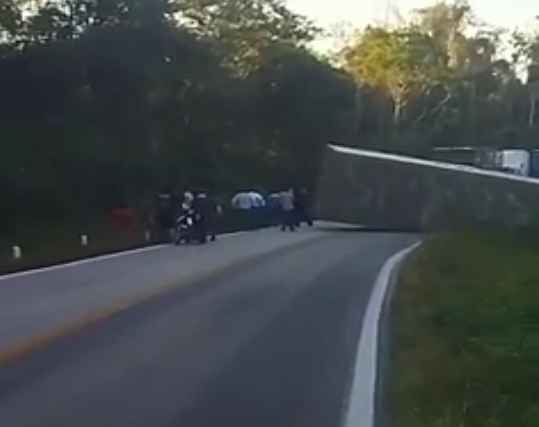 Al lugar de los hechos llegaron elementos policiacos para abanderar el tramo