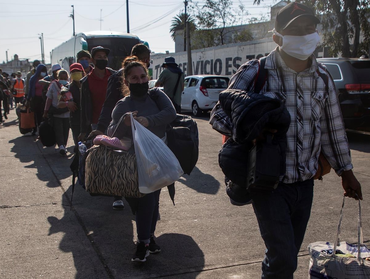 El INM se comprometió a trasladar a la totalidad de las personas integrantes de la caravana a Sonora, Chihuahua y Nuevo León. Foto: EFE El INM se comprometió a trasladar a la totalidad de las personas integrantes de la caravana a Sonora, Chihuahua y Nuevo León. Foto: EFE