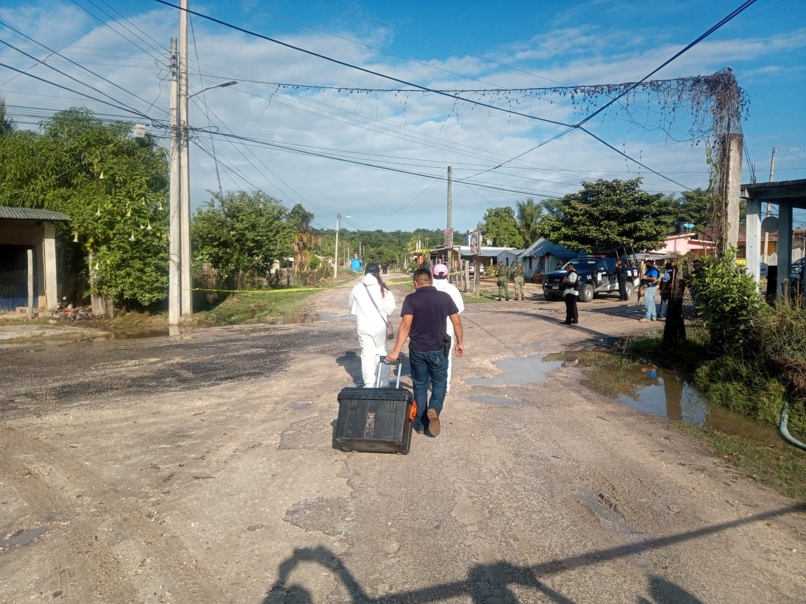 Familiares y amigos acompañan el cuerpo del policía asesinado para darle el último adiós