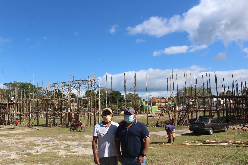 Josué Campos Aguilar informó que en la obra se involucran jóvenes a quienes se les están transmitiendo los saberes para la edificación del tablado