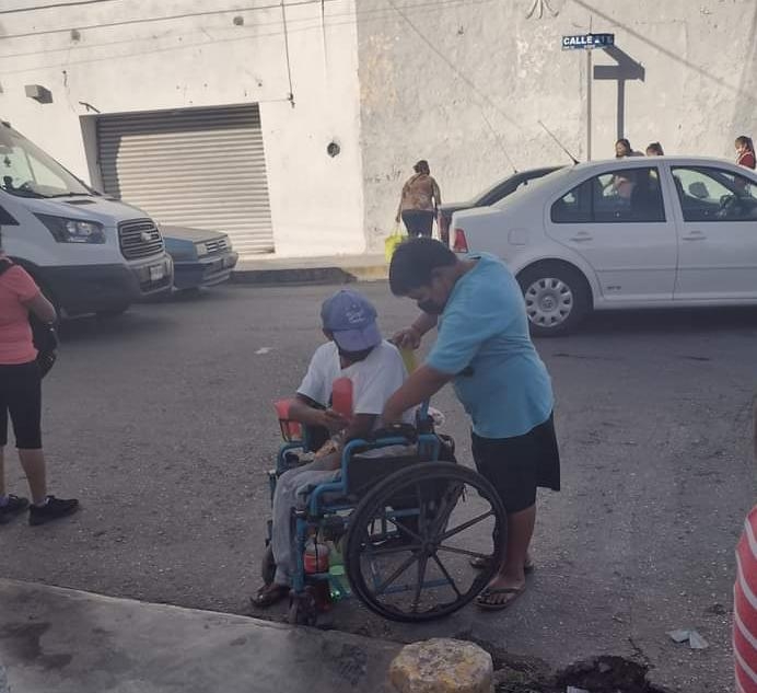 Al parecer la familia de escasos recursos es conocida por todo el municipio, ya que día con día lo recorren pidiendo caridad