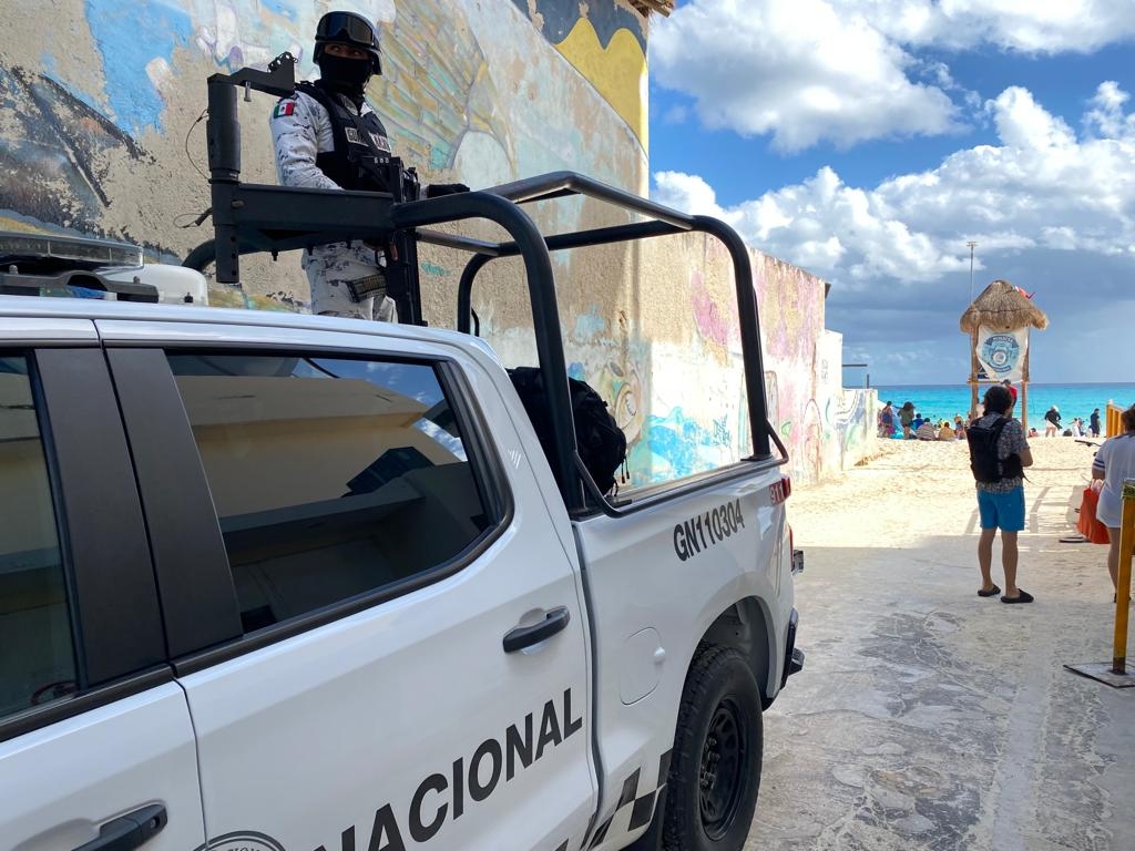 En el arenal predominan las familias y grupos de amigos que prevén pasar la Noche Buena y Navidad en Cancún