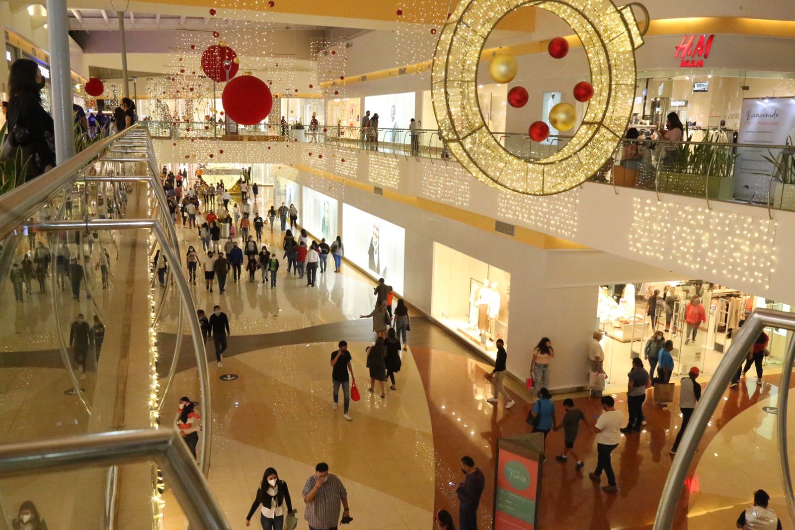 Las personas llenan las tiendas