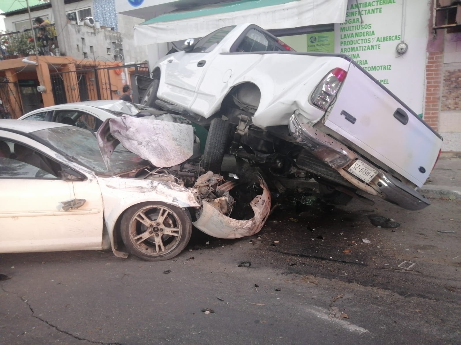 En el sitio no se registraron personas lesionadas pero al lugar acudieron elementos para rescatar a los conductores En el sitio no se registraron personas lesionadas pero al lugar acudieron elementos para rescatar a los conductores