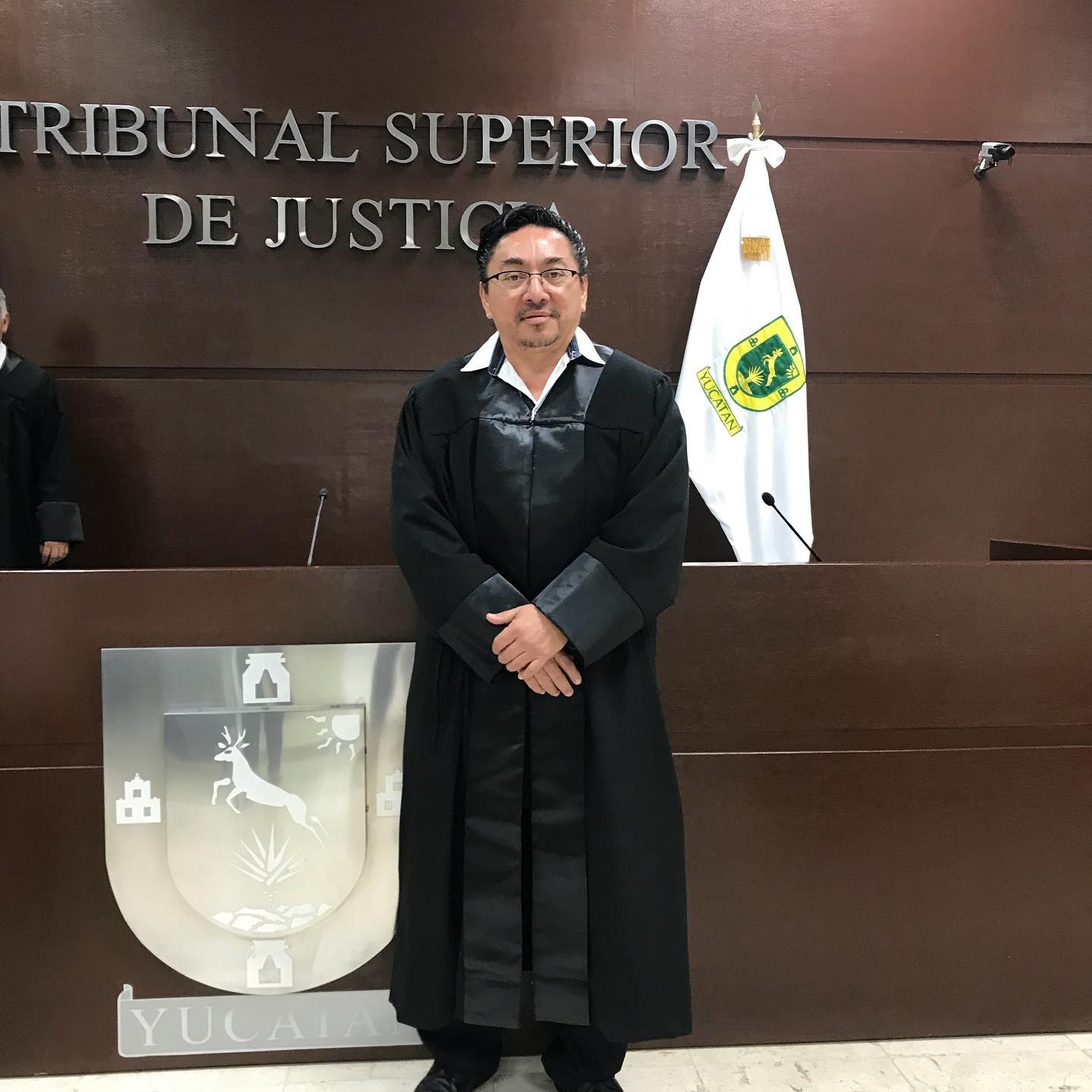 El funcionario amenazó a su familia de quitarle el seguro social, ya que con su aguinaldo compraría seguro de gastos médicos El funcionario amenazó a su familia de quitarle el seguro social, ya que con su aguinaldo compraría seguro de gastos médicos