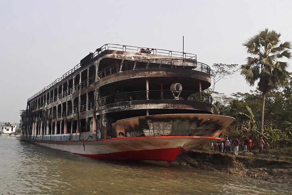 Pasajeros afirmaron que en la sala de máquina se vieron llamas desde que el ferri zarpó del puerto de Sadarghat, Dacca Pasajeros afirmaron que en la sala de máquina se vieron llamas desde que el ferri zarpó del puerto de Sadarghat, Dacca