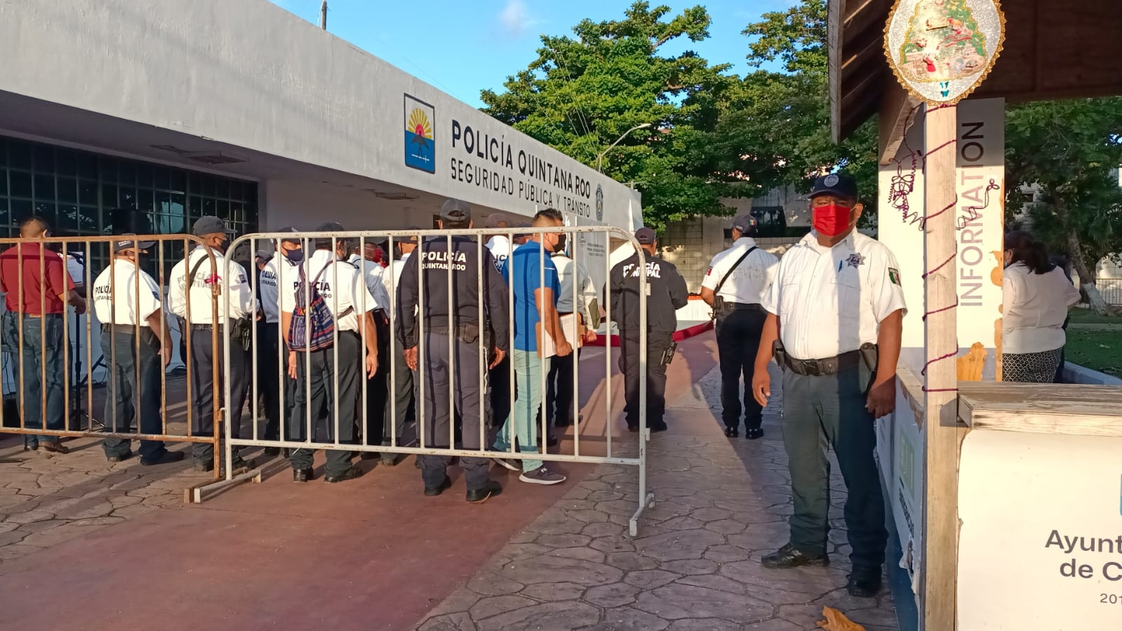 En el evento que duró cerca de diez minutos, se hizo la entrega de forma simbólica a cinco elementos