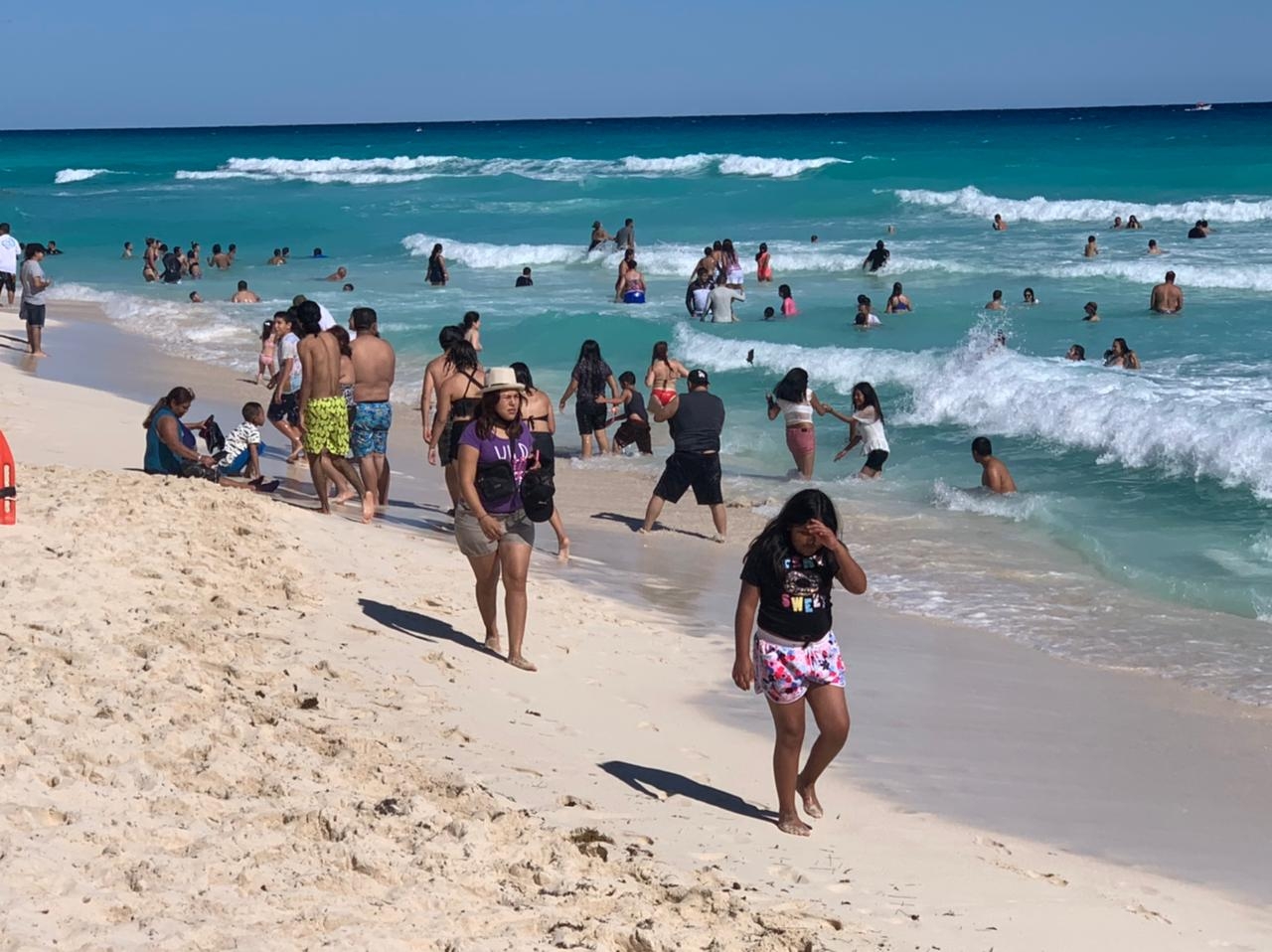 Con música, comida y gran ambiente los visitantes esperan a que sea más tarde para retirarse de los arenales
