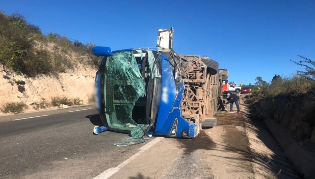 Esta mañana se registró la volcadura de un autobús de pasajeros de la empresa ADO