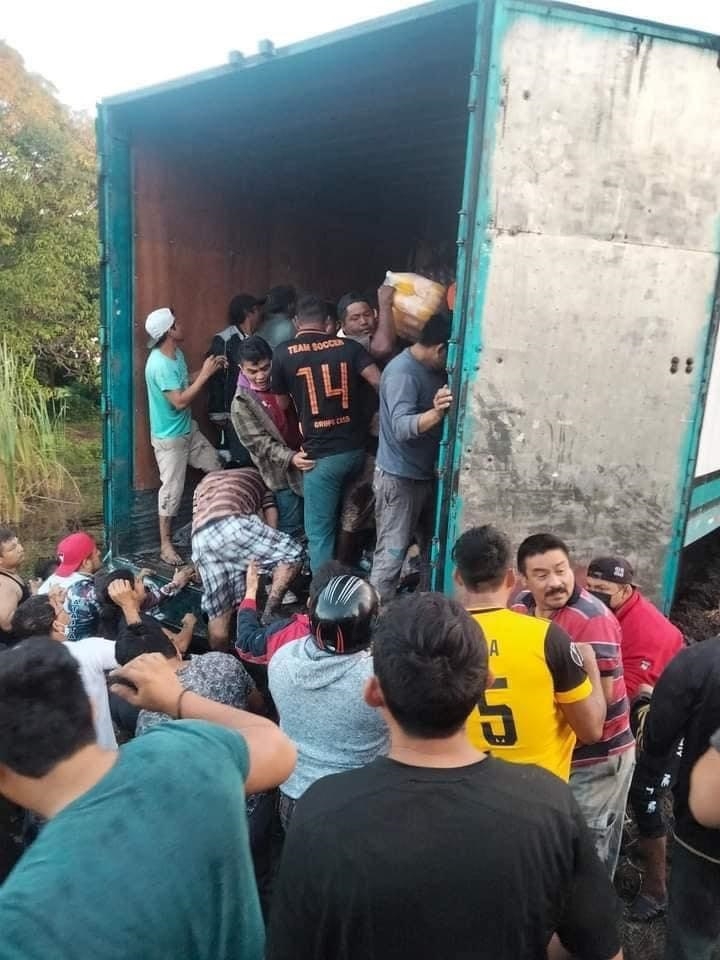 Pobladores de comunidades vecinas corrieron hasta el lugar del accidente para intentar agarrar algo de mercancía que se arrebataban Pobladores de comunidades vecinas corrieron hasta el lugar del accidente para intentar agarrar algo de mercancía que se arrebataban