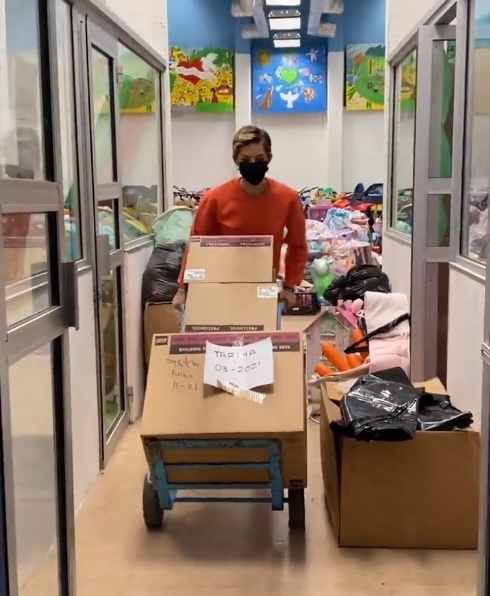 Poco más de las 3 de la mañana para acomodar juguetes para los niños del DIF Capullo