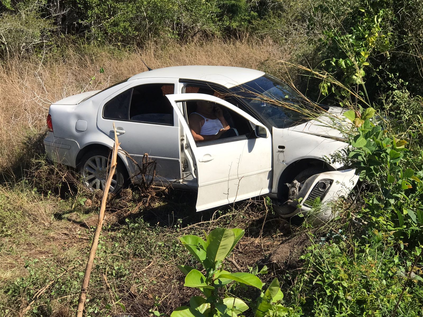 El vehículo giró dos veces hacia la izquierda para posteriormente quedar sobre sus cuatro ruedas en el monte El vehículo giró dos veces hacia la izquierda para posteriormente quedar sobre sus cuatro ruedas en el monte