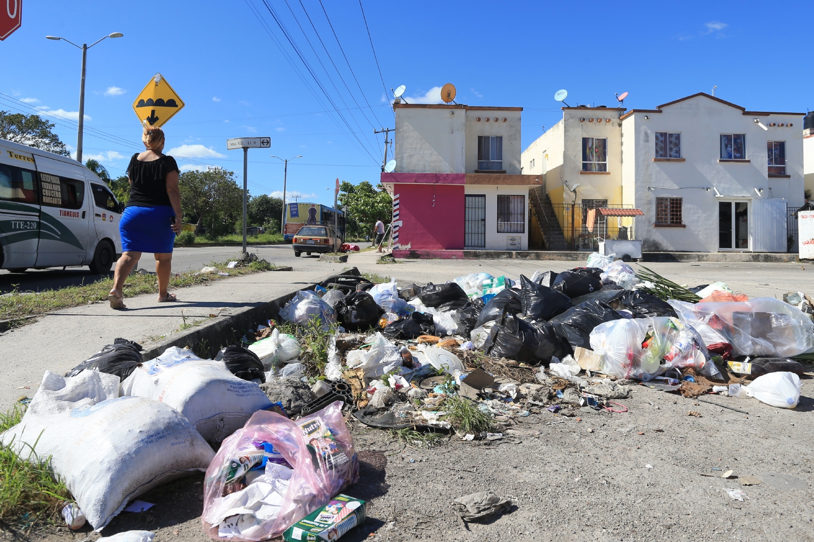 Los depósitos que están colocados en los estacionamientos lucen repletos; vecinos se quejan del pésimo servicio de recolección