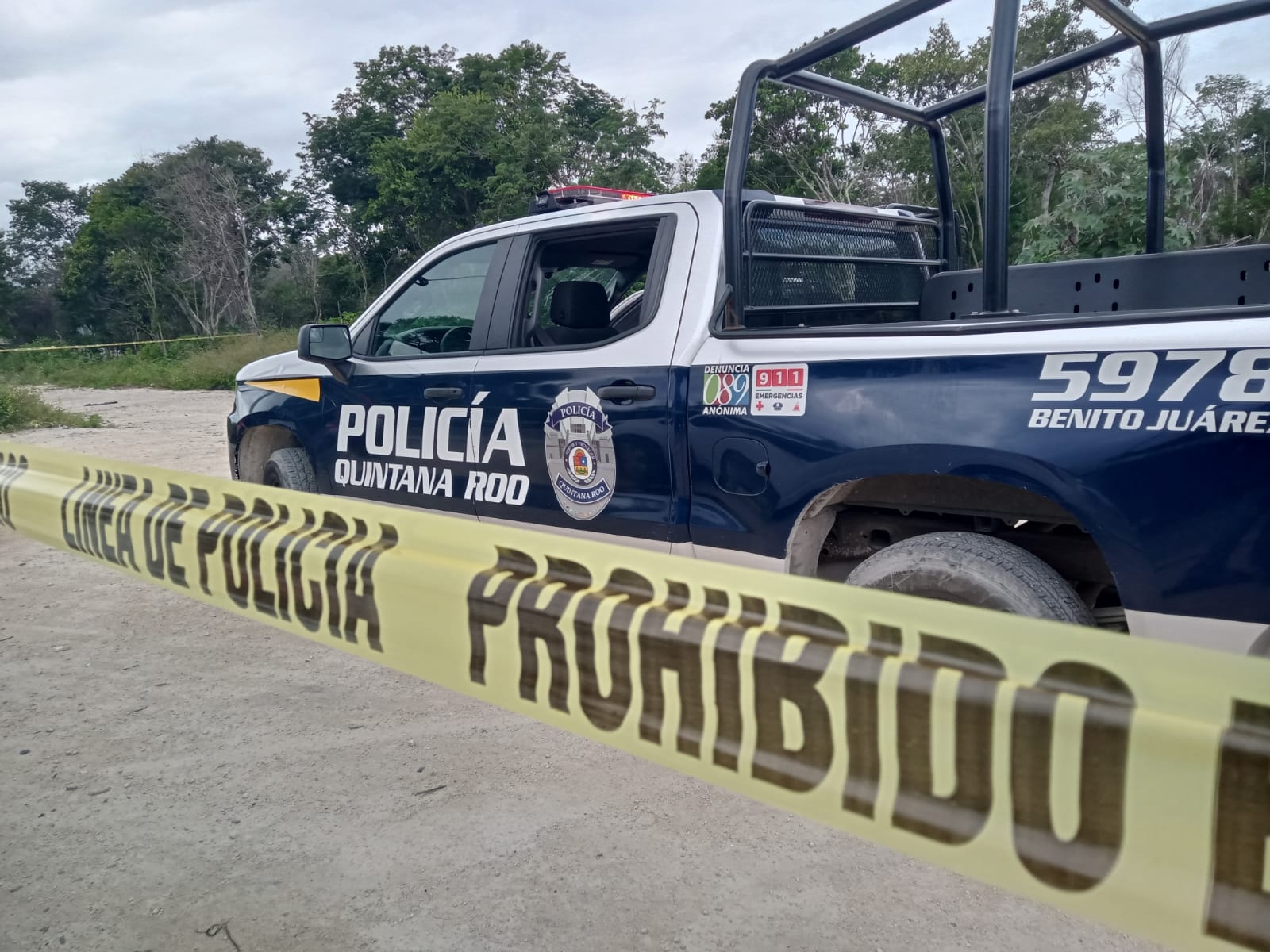 En el video se observa como los agentes jalonean al hombre para sacarlo del predio u posteriormente lo arrastran por la calle