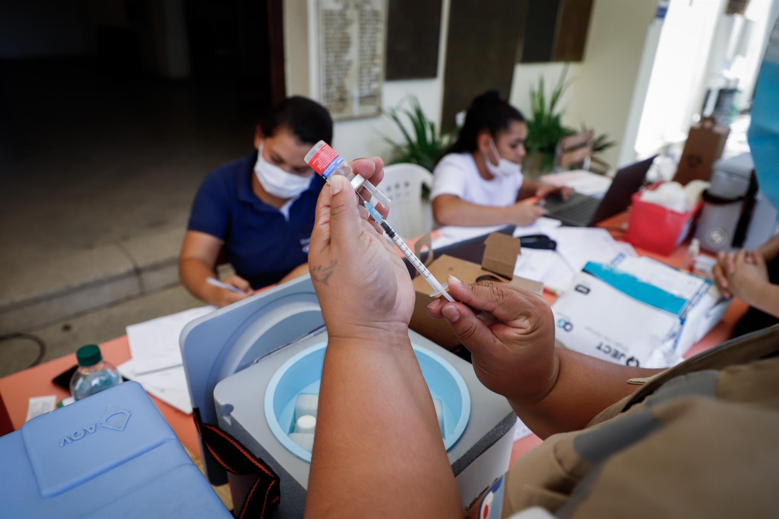 El especialista recomendó continuar con la vacunación de dosis de repuesto. Foto: EFE