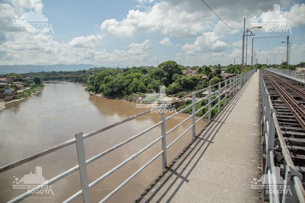 Los habitantes de dos regiones utilizan el puente férreo porque el peatonal está fuera de servicio. Foto: Directorio de Industrias Culturales y Creativas