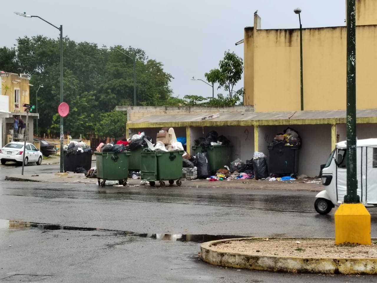 A algunos vecinos se les hace fácil tirar los desechos en la vía pública y ahí dejarlos botados