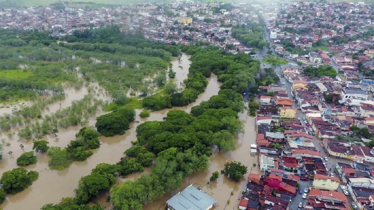 El Gobierno de Brasil usó lanchas para rescatar a personas que quedaron aisladas por las inundaciones en el estado de Bahía El Gobierno de Brasil usó lanchas para rescatar a personas que quedaron aisladas por las inundaciones en el estado de Bahía