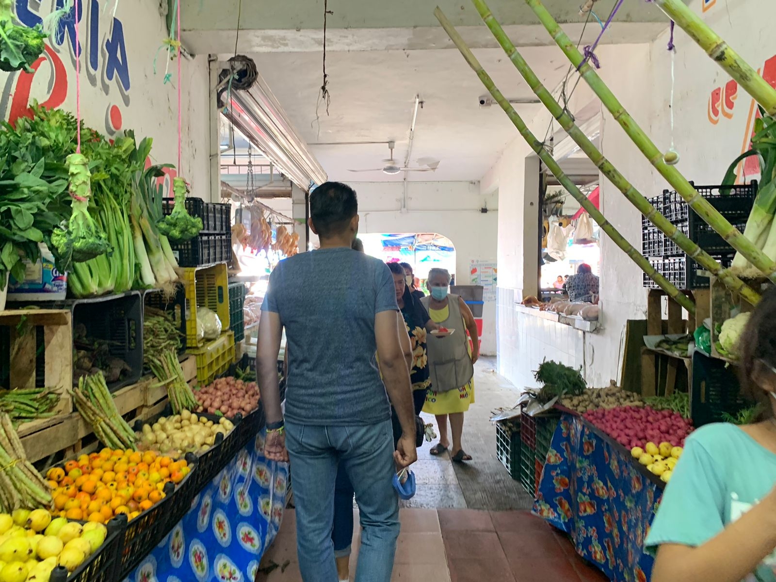 Los puestos con globos alusivos al 2022 también se encuentran presentes en el mercado Los puestos con globos alusivos al 2022 también se encuentran presentes en el mercado