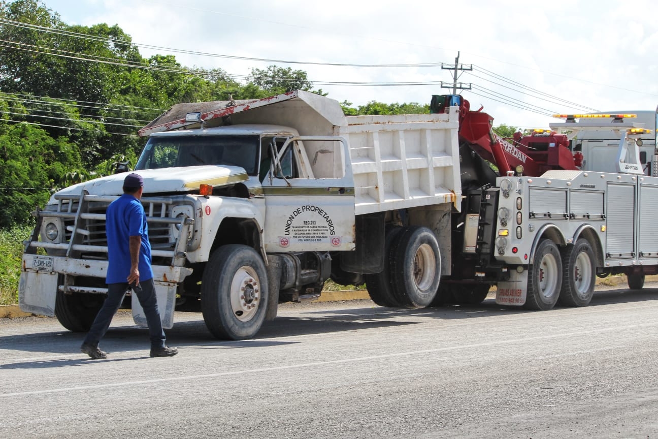 Automovilistas que pasaban por el lugar reportaron lo ocurrido sobre la carretera