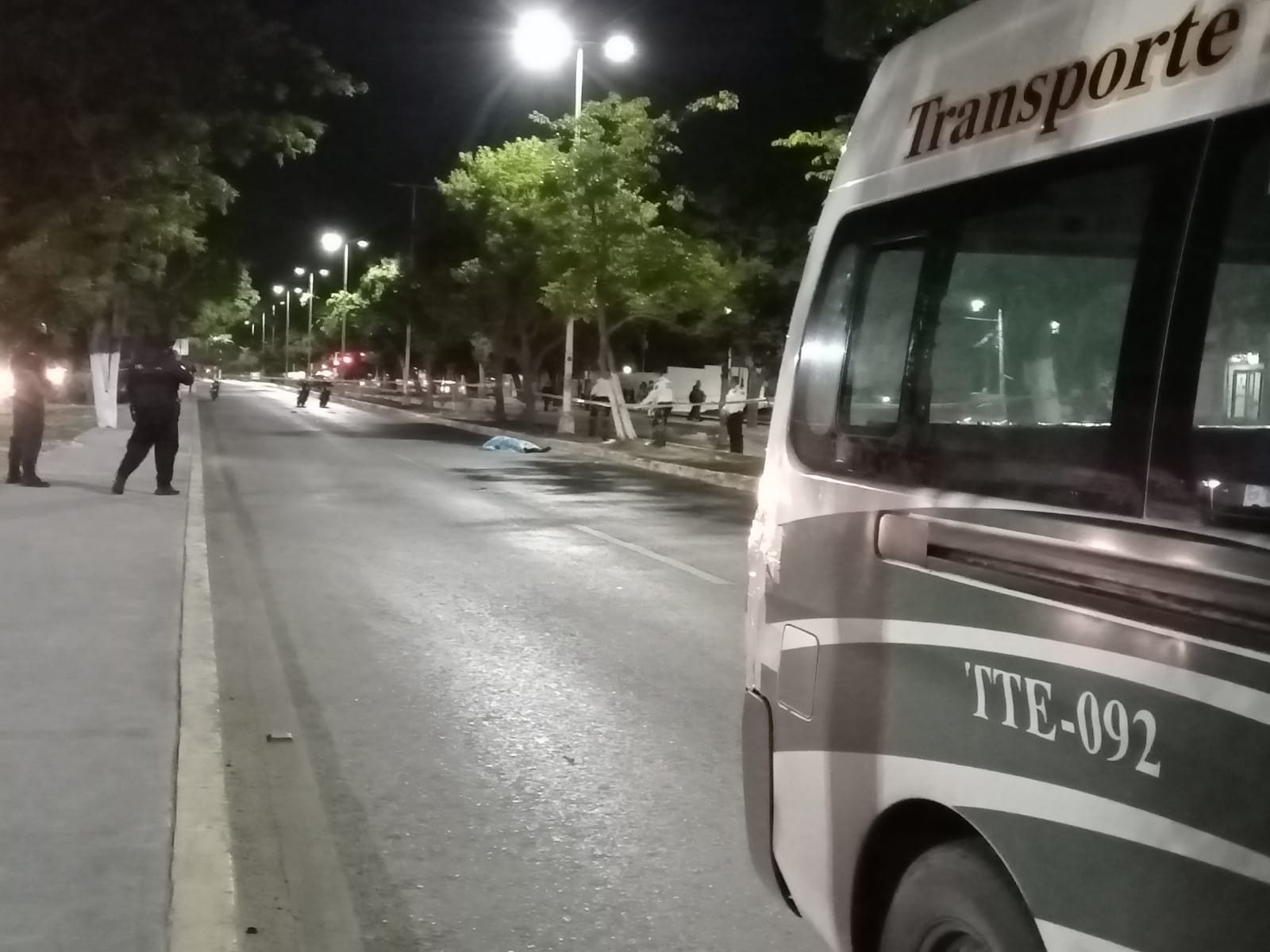 Elementos de la dirección de Tránsito cerraron los carriles centrales dónde quedó el cuerpo, mismo que será trasladado a la Semefo Elementos de la dirección de Tránsito cerraron los carriles centrales dónde quedó el cuerpo, mismo que será trasladado a la Semefo
