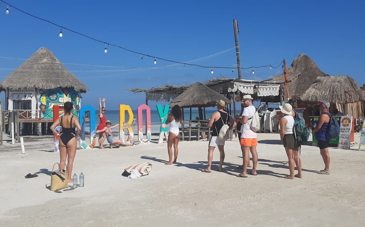 El hotelero Limbert Zapata, indicó que se superó la cifra de ocupación de cuartos del año pasado en Holbox, que fue del 90% El hotelero Limbert Zapata, indicó que se superó la cifra de ocupación de cuartos del año pasado en Holbox, que fue del 90%