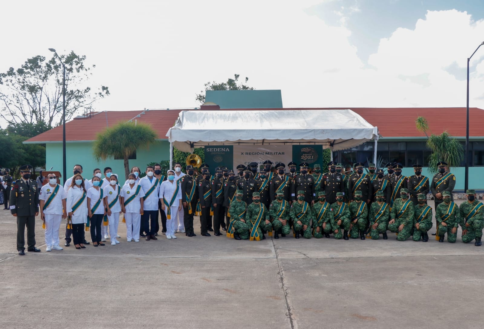 Óscar David Lozano Águila, General Brigadier de la 32a. Zona Militar de Mérida felicitó a los galardonados por su lucha contra el COVID