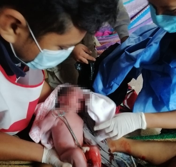 Los técnicos de urgencias trasladaron a la recién nacida y a la madre al nosocomio en la ambulancia YUC-054 Los técnicos de urgencias trasladaron a la recién nacida y a la madre al nosocomio en la ambulancia YUC-054
