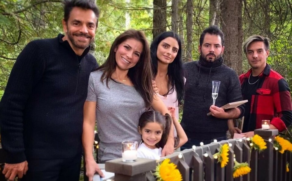 La actriz reveló estar molesta con Vadhir y José Eduardo Derbez por faltar a la fiesta de Navidad que preparó su familia. La actriz reveló estar molesta con Vadhir y José Eduardo Derbez por faltar a la fiesta de Navidad que preparó su familia.