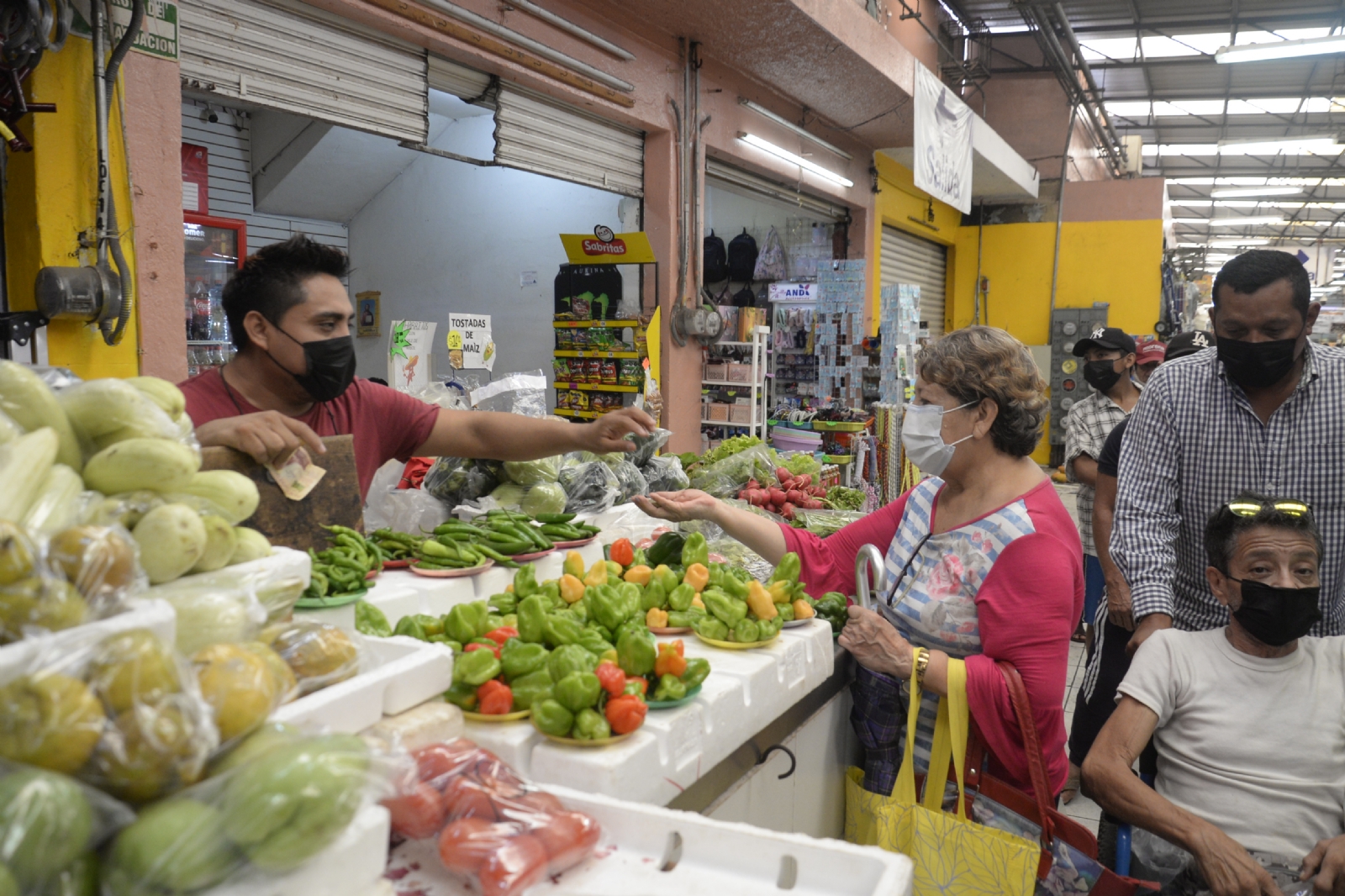Locatarios del mercado San Benito esperan una buena afluencia de clientes en los próximos días y más el último viernes del año por las compras de pánico