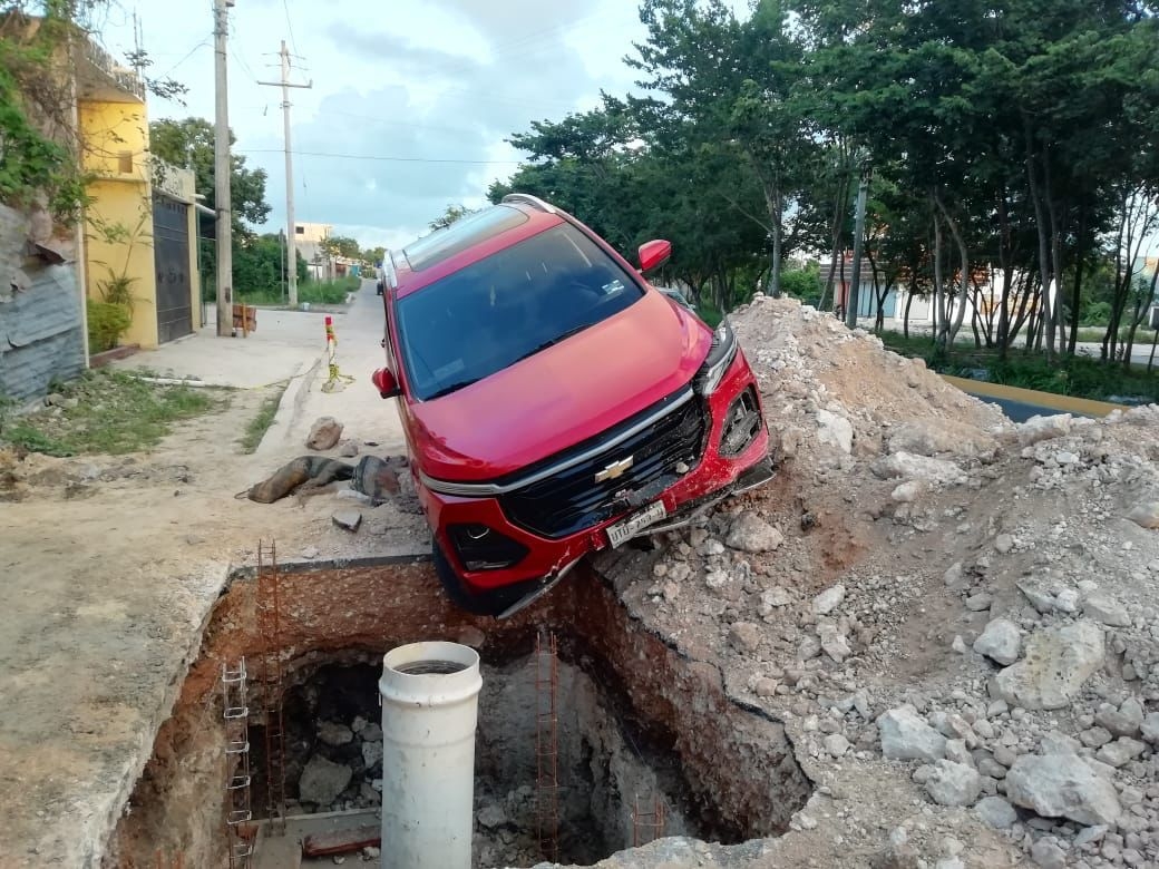 La automovilista no pudo evitar impactarse contra el montículo de escombro que se encontraba en la avenida Lakín La automovilista no pudo evitar impactarse contra el montículo de escombro que se encontraba en la avenida Lakín