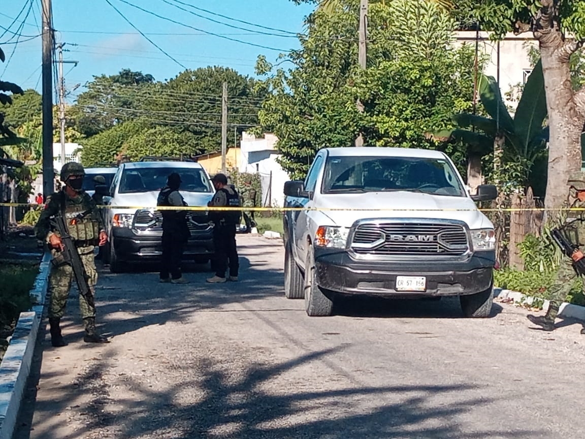 Una camioneta militar resguarda la entrada a la calle donde se llevó a cabo la inspección a un predio Una camioneta militar resguarda la entrada a la calle donde se llevó a cabo la inspección a un predio