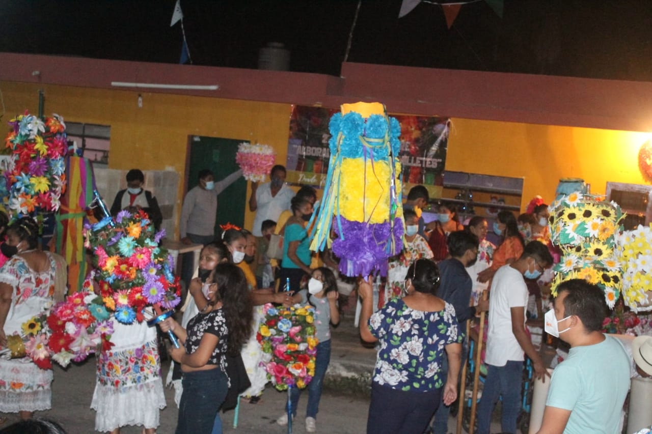 Portan los granos de elote en vasijas para pedir fortuna