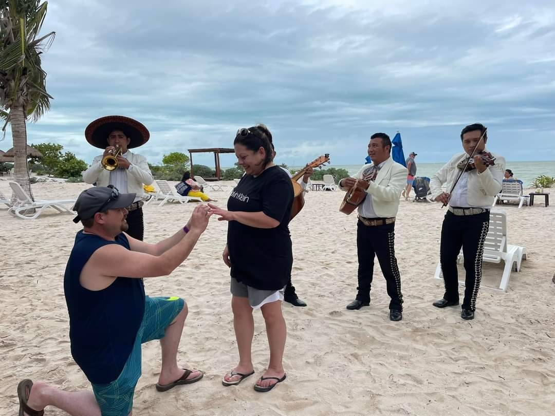 El acto sorprendió a la mujer, quien pensó que la visita a Progreso sería el único recuerdo de su viaje